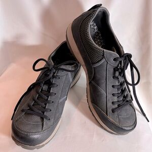 DANSKO Sz 41 Paisley Waterproof Vibram Sole Lace Up Leather Sneakers